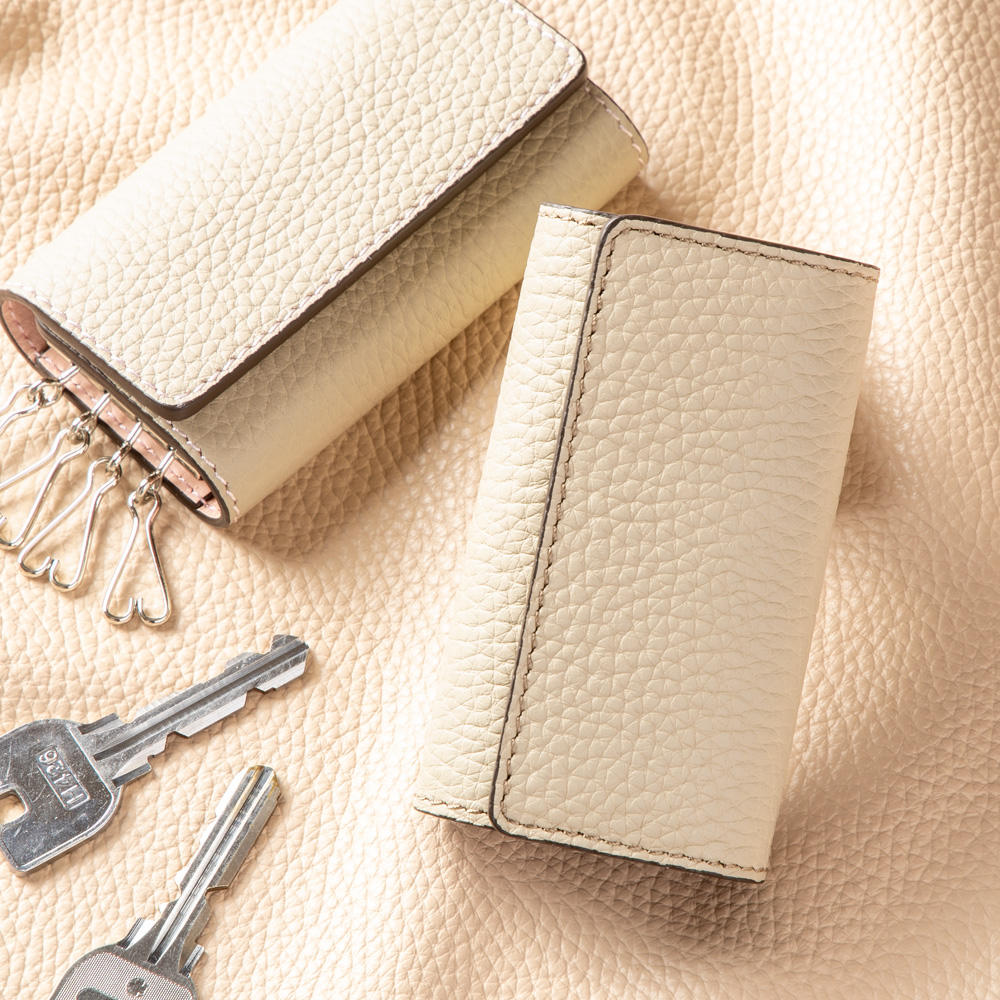 キーケースMサイズ シュリンク型押しサンドベージュ